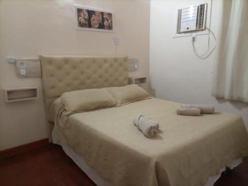 プエルトイグアスにあるLos Eu 2のベッドとタオル2枚のある寝室