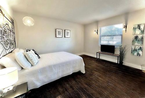 Un pat sau paturi într-o cameră la Dallas Urban Comfort and Arboretum Tickets