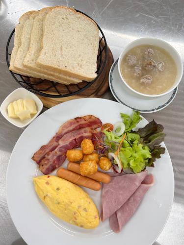 een bord eten met soep en een bord brood bij Sumator Resort Chiangrai สูมาเต๊อะ รีสอร์ท เชียงราย in Ban Huai Phaya Kao