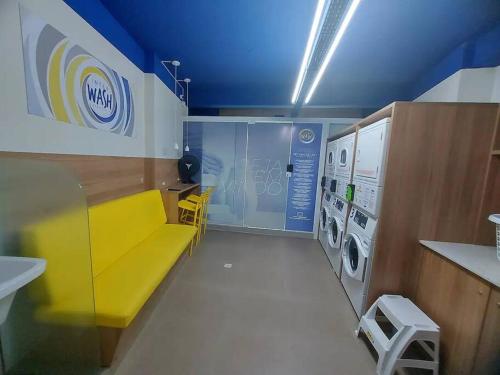 Televisyen dan/atau pusat hiburan di Kitnet em Prédio com Vista Mar