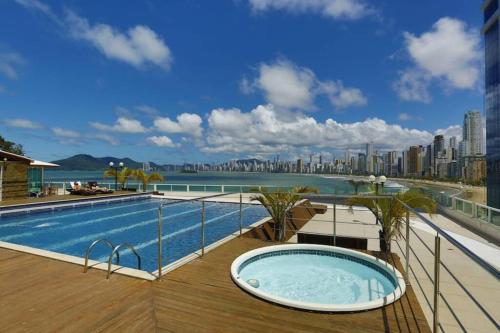 a swimming pool on the roof of a building at Kitnet em Prédio com Vista Mar in Balneário Camboriú