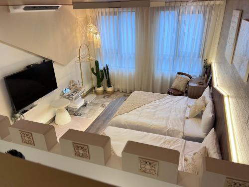 Tempat tidur dalam kamar di 台南悠然民宿unabnb