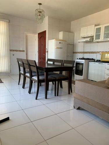 uma cozinha com uma mesa de jantar e cadeiras em Loft no centro de Araxá em Araxá