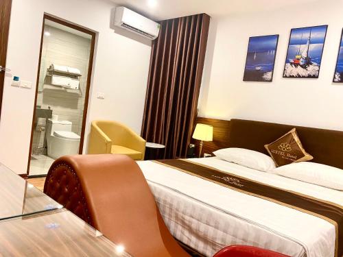 Un pat sau paturi într-o cameră la LuxTel Hotel Tây Hồ