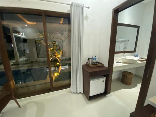 La salle de bains est pourvue d'un lavabo et d'un miroir. dans l'établissement Namika Ubud, à Tegalalang