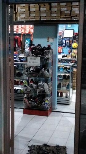 uma loja com uma exposição de sapatos numa loja em kosirama em Bantul