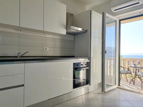Ett kök eller pentry på Apartments Marina - with sea view