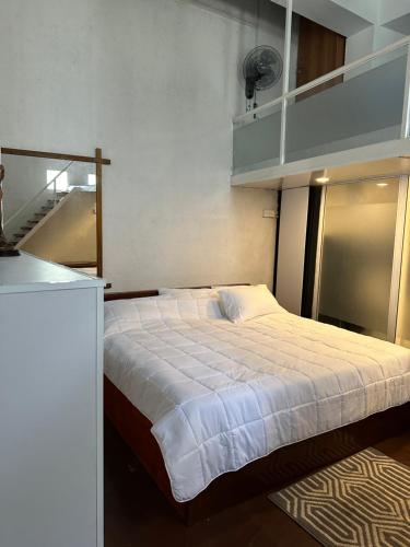 Ένα ή περισσότερα κρεβάτια σε δωμάτιο στο DandiLion Studio Apartment