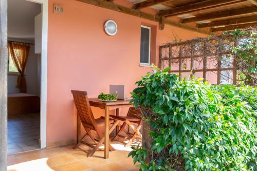 a dining room with a table and chairs next to a wall at Gitavillage Club degli Amici in Pescia Romana
