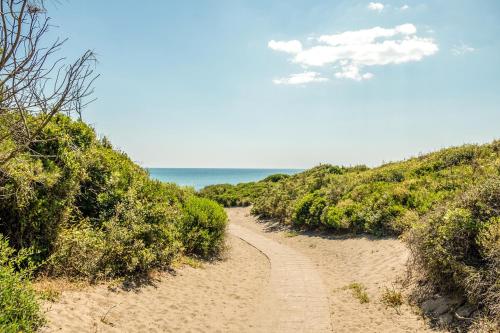 a dirt road leading to the ocean on a beach at Gitavillage Club degli Amici in Pescia Romana