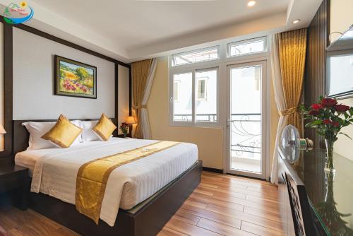 เตียงในห้องที่ Hoang Minh Chau Ba Trieu Hotel