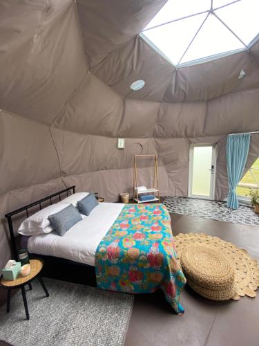 um quarto com uma cama numa tenda em Boogaloo Camp em Augusta