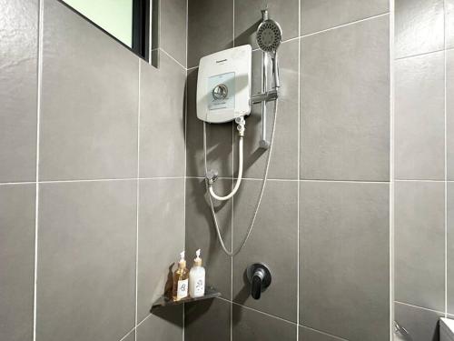 łazienka z prysznicem i suszarką do włosów w obiekcie Cozy Apartment near Sunway Pyramid Sunway Lagoon w mieście Petaling Jaya