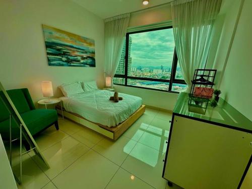 sypialnia z łóżkiem i dużym oknem w obiekcie Cozy Apartment near Sunway Pyramid Sunway Lagoon w mieście Petaling Jaya