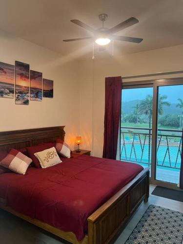 1 dormitorio con 1 cama y ventilador de techo en Lagoon Village, Playa Escondida en Colón