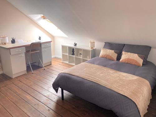 une chambre avec un lit et un bureau dans l'établissement Chambre chez l’habitant, à Berlaimont