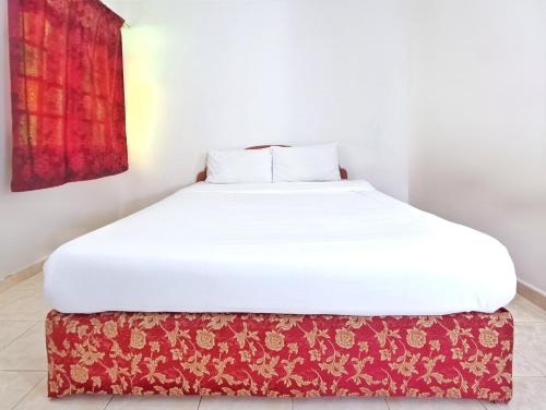 a bed sitting on top of a box in a room at Chalet Yunie Marang by RVH in Kampong Ru Dua