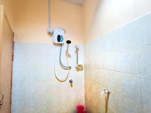 eine Dusche im Bad mit Dusche in der Unterkunft Chalet Yunie Marang by RVH 