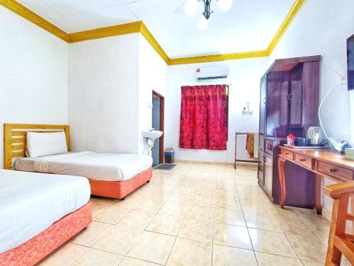 a hotel room with two beds and a kitchen at Chalet Yunie Marang by RVH 