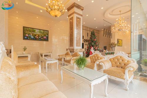 una sala de estar con sofás y un árbol de Navidad en Hoang Minh Chau Ba Trieu Hotel en Dalat