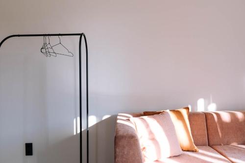 a living room with a couch and a lamp at SCHILCHERLANDLEBEN - Hochgrail in Greisdorf