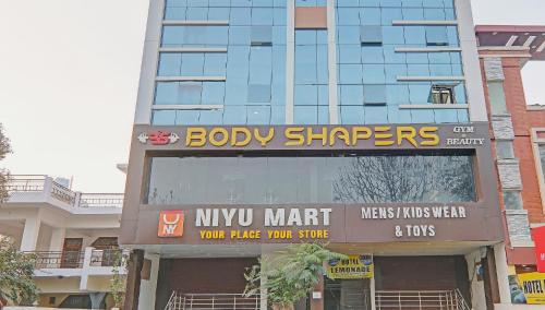 a building with a sign for a body shop at Super Collection O Oyo Townhouse Lemonade Shyam Nagar in Juhi Bari