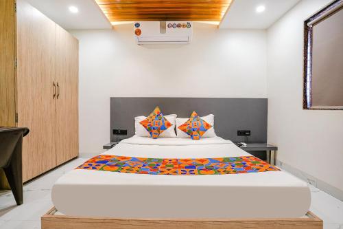 1 dormitorio con 1 cama grande en una habitación en FabHotel Ansh, en Aurangabad