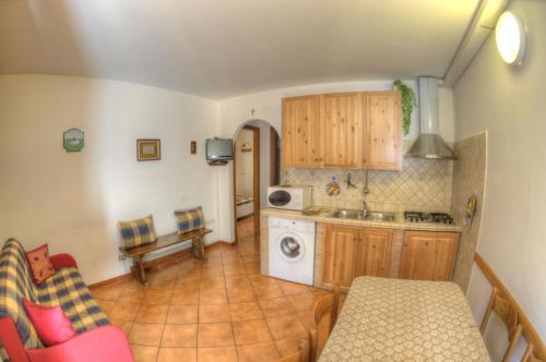 a kitchen with a sink and a table and a microwave at Appartamenti De Sanctis in Villetta Barrea