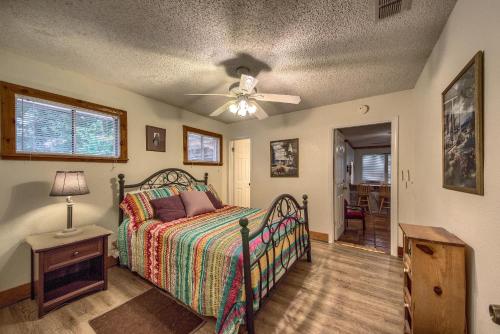 ein Schlafzimmer mit einem Bett und einem Deckenventilator in der Unterkunft Texas River Haus LD 1683 in New Braunfels