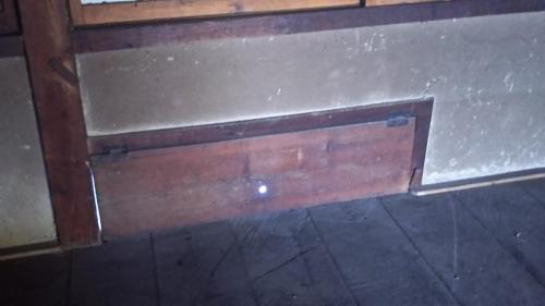 a wooden bench sitting on top of a floor at とんかつ&ヒーリングハウスえん in Shimmachi