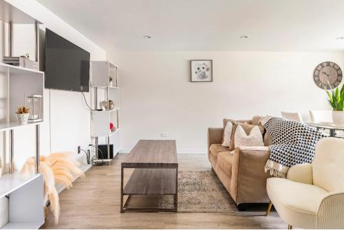 a living room with a couch and a table at Cozy 2 brm apartment mins away from United Center in Chicago