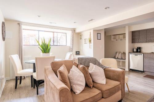 Kuchyň nebo kuchyňský kout v ubytování Cozy 2 brm apartment mins away from United Center