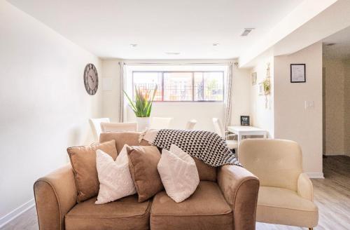 Posezení v ubytování Cozy 2 brm apartment mins away from United Center