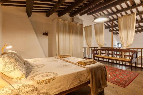 um quarto com uma cama num quarto em Masia del siglo xvi em Vallbona