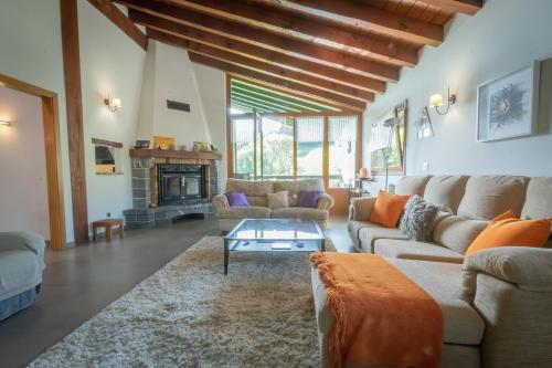 sala de estar con sofá y chimenea en Oribarzar - Vivienda acogedora en plena naturaleza, en Aia