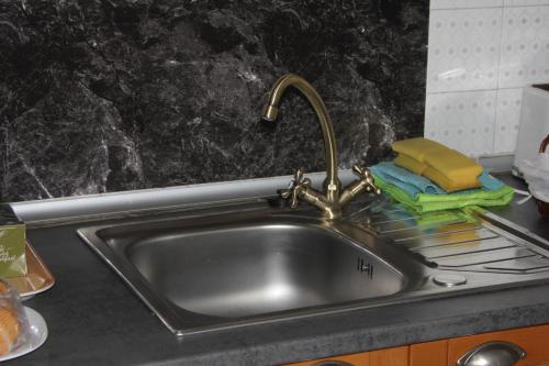 un lavandino con rubinetto in cucina di The Flats ad Ávila