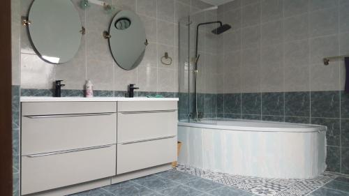 a bathroom with a tub and a sink and a shower at Grande maison 6 chambres indépendante avec jardin et terrasse in Lisses