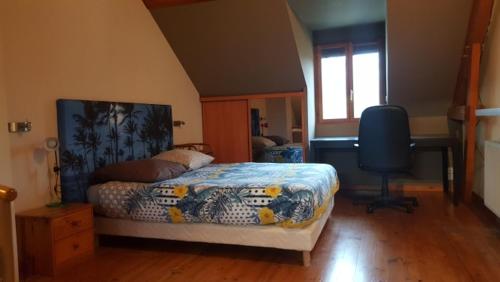 a bedroom with a bed and a desk and a chair at Grande maison 6 chambres indépendante avec jardin et terrasse in Lisses