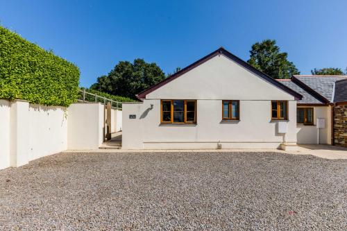 a white house with a driveway at Chy Pol in Wadebridge