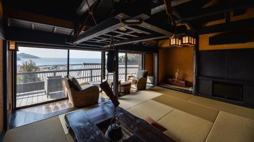 Zona de estar de 森の入り江の離れ宿 無雙庵枇杷