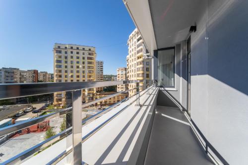 einen Balkon mit Stadtblick in der Unterkunft 77 views apartments by INSHI in Lwiw