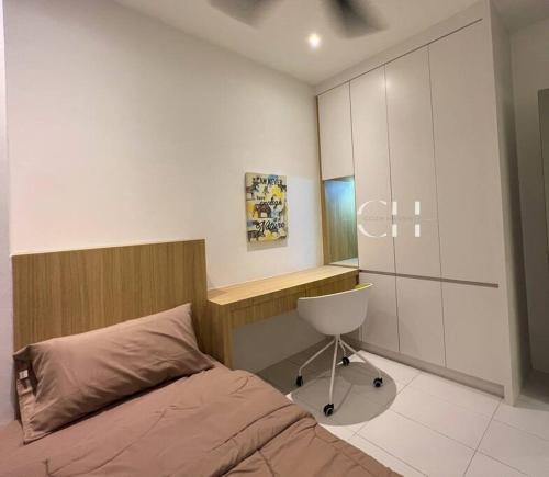 - une chambre avec un lit, un bureau et une chaise dans l'établissement Kuching Apartment @ TT3 SOHO Near NorthBank, à Kuching