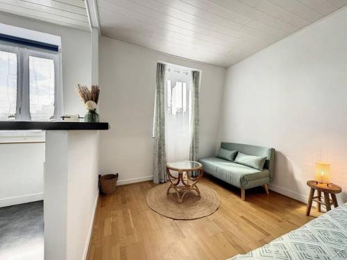 Khu vực ghế ngồi tại Joli et lumineux studio proche Paris