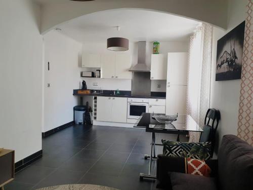 A kitchen or kitchenette at Appartement dans maison Catalane a Bages