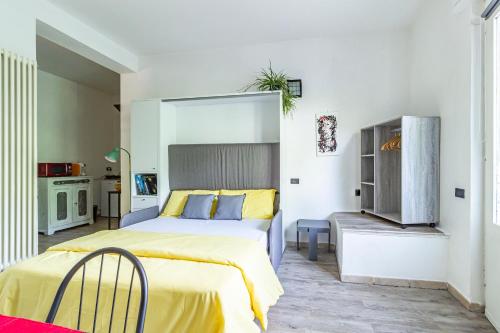 1 dormitorio con 1 cama grande con manta amarilla en Conti Reina 15, en Como