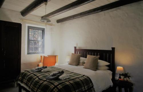 1 dormitorio con 1 cama grande en una habitación en The Little Farmhouse, en Stanford