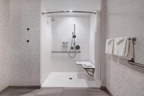 baño blanco con ducha y lavamanos en Holiday Inn Express - Chino Hills, an IHG Hotel, en Chino Hills