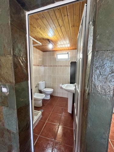 y baño con aseo y lavamanos. en Casa Rural en Valsequillo en Las Palmas de Gran Canaria