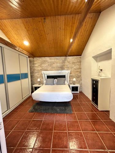 1 dormitorio con cama y techo de madera en Casa Rural en Valsequillo, en Las Palmas de Gran Canaria