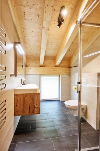 a bathroom with a sink and a toilet at Alpenstolz Damüls Haus 4 - Stilvoll urlauben in den Bergen in Damuls